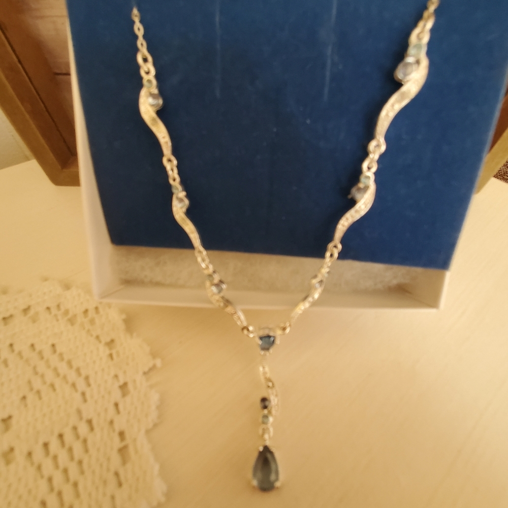 NWT Blue and silver Avon necklace - Picture 3 of 4